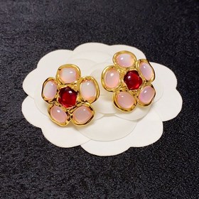 Chanel Маленькие серьги Chanel с двойным C и простыми цветами. С