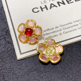 Chanel Маленькие серьги Chanel с двойным C и простыми цветами. С