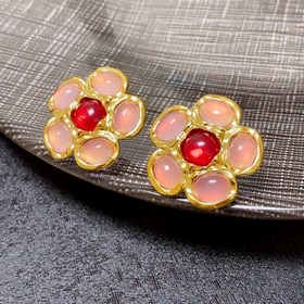 Chanel Маленькие серьги Chanel с двойным C и простыми цветами. С