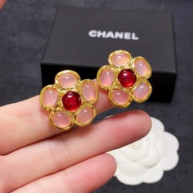 Chanel Маленькие серьги Chanel с двойным C и простыми цветами. С