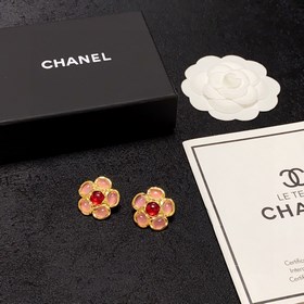 Chanel Маленькие серьги Chanel с двойным C и простыми цветами. С