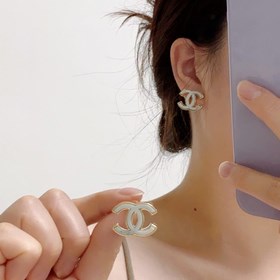 Рекомендация от Xiaohongshu： 23 новых моделей сережек Chanel с бе