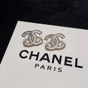 Рекомендация от Xiaohongshu： 23 новых моделей сережек Chanel с бе