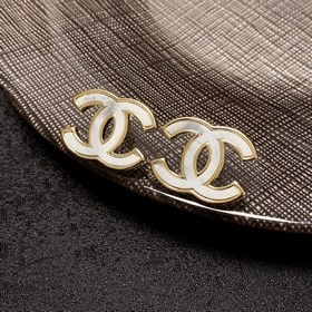 Рекомендация от Xiaohongshu： 23 новых моделей сережек Chanel с бе