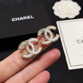Рекомендация от Xiaohongshu： 23 новых моделей сережек Chanel с бе