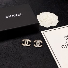 Рекомендация от Xiaohongshu： 23 новых моделей сережек Chanel с бе