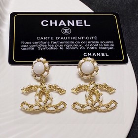 Chanel, новые кожаные серьги-гвоздики, синхронно представлены в м