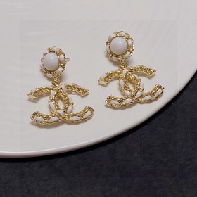 Chanel, новые кожаные серьги-гвоздики, синхронно представлены в м