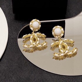Chanel, новые кожаные серьги-гвоздики, синхронно представлены в м