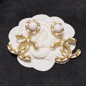 Chanel, новые кожаные серьги-гвоздики, синхронно представлены в м