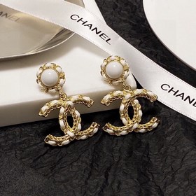 Chanel, новые кожаные серьги-гвоздики, синхронно представлены в м