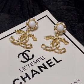 Chanel, новые кожаные серьги-гвоздики, синхронно представлены в м