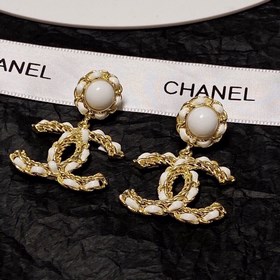 Chanel, новые кожаные серьги-гвоздики, синхронно представлены в м