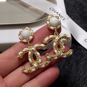 Chanel, новые кожаные серьги-гвоздики, синхронно представлены в м