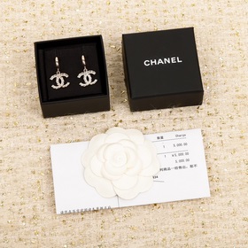 Классические серьги с двойным C-образным узором от Chanel. Каждый