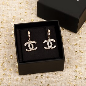 Классические серьги с двойным C-образным узором от Chanel. Каждый