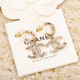 Классические серьги с двойным C-образным узором от Chanel. Каждый