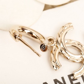 Классические серьги с двойным C-образным узором от Chanel. Каждый