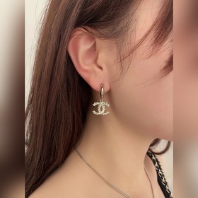Классические серьги с двойным C-образным узором от Chanel. Каждый