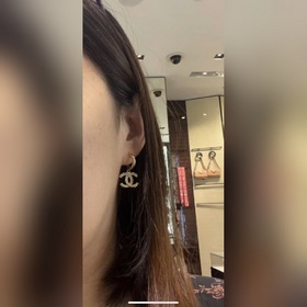 Классические серьги с двойным C-образным узором от Chanel. Каждый