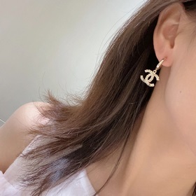 Классические серьги с двойным C-образным узором от Chanel. Каждый