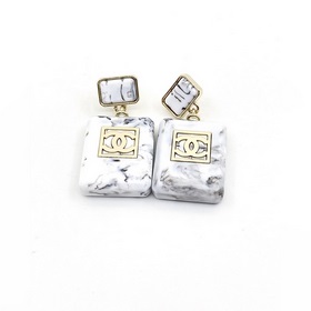 Новейшие серьги Chanel в форме флакона духов из керамики белого ц
