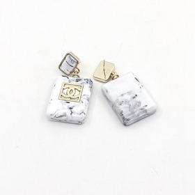 Новейшие серьги Chanel в форме флакона духов из керамики белого ц