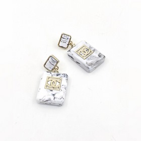 Новейшие серьги Chanel в форме флакона духов из керамики белого ц