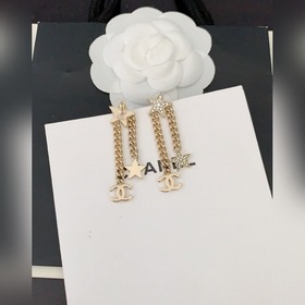 Chanel, новейшая модель сережек с бахромой и бриллиантами в форме