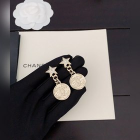 Новейшие серьги Chanel в форме круглых медальонов светло-золотого