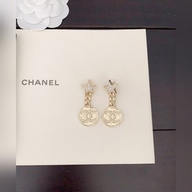 Новейшие серьги Chanel в форме круглых медальонов светло-золотого