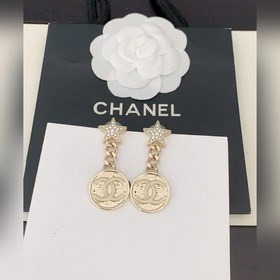 Новейшие серьги Chanel в форме круглых медальонов светло-золотого