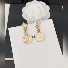 Новейшие серьги Chanel в форме круглых медальонов светло-золотого
