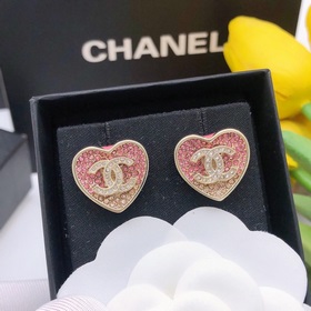 Номер XED01140    Серьги Chanel в форме сердца с бриллиантами,