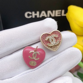 Номер XED01140    Серьги Chanel в форме сердца с бриллиантами,