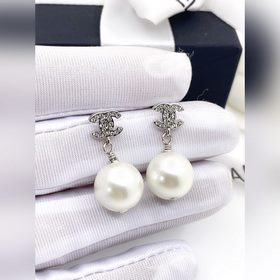 Chanel Новые мини-серьги с жемчужиной и двойной буквой C, изготов