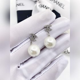 Chanel Новые мини-серьги с жемчужиной и двойной буквой C, изготов