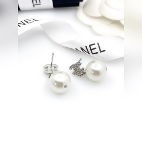 Chanel Новые мини-серьги с жемчужиной и двойной буквой C, изготов
