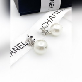 Chanel Новые мини-серьги с жемчужиной и двойной буквой C, изготов