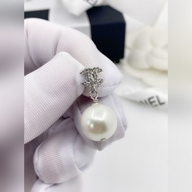 Chanel Новые мини-серьги с жемчужиной и двойной буквой C, изготов