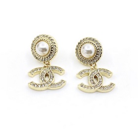 Chanel Новейшие серьги с жемчужинами, изготовленные из латуни.