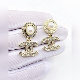 Chanel Новейшие серьги с жемчужинами, изготовленные из латуни.