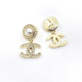 Chanel Новейшие серьги с жемчужинами, изготовленные из латуни.