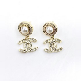 Chanel Новейшие серьги с жемчужинами, изготовленные из латуни.