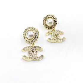 Chanel Новейшие серьги с жемчужинами, изготовленные из латуни.