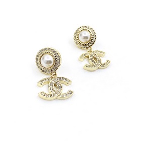 Chanel Новейшие серьги с жемчужинами, изготовленные из латуни.