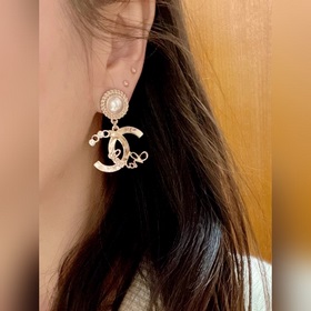 Новейшие серьги Chanel с гладкими буквами C, изготовлены из латун