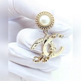 Новейшие серьги Chanel с гладкими буквами C, изготовлены из латун