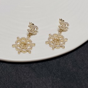 Серьги-гвоздики Chanel в стиле «маленький аромат» с жемчужинами.