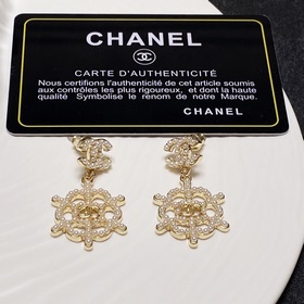 Серьги-гвоздики Chanel в стиле «маленький аромат» с жемчужинами.